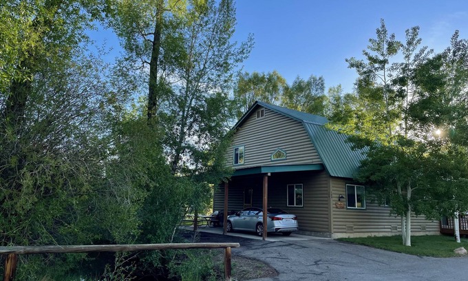 Gunnison Condo | Quiet Cozy Condo in town but walking distance to the Gunnison River