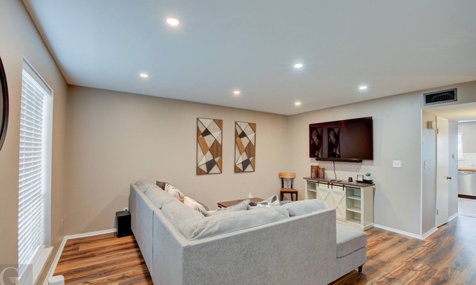 Springlake House | Quiet, Cozy Townhouse w/all new appliances and furniture.