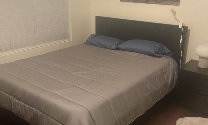 Foothills House | Quiet Cozy Two Bedroom Townhome in Henderson Nevada .