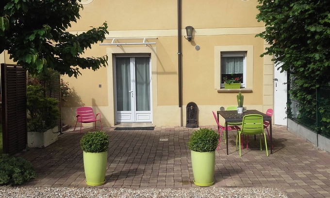 Houilles House | quiet house with terrace and private parking. short stays of 3 days accepted