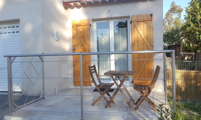 Velaux Bed & Breakfast | Quiet independent room private parking terrace