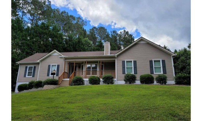 Newnan House | Quiet Lake Community with enclosed Lanai/sleeps 6