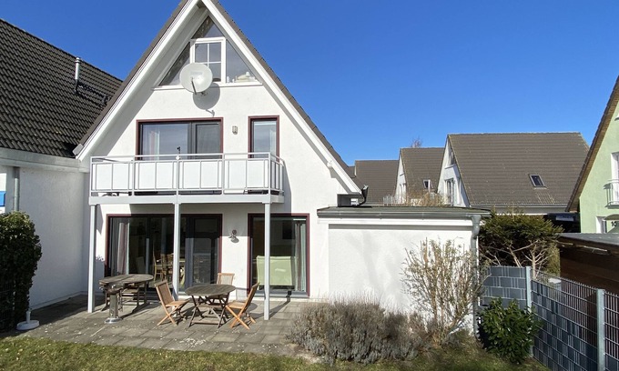 Breege Apartment | Quiet location, vacation apartment with terrace and garden - Ferienhaus Solamar FeWo EG