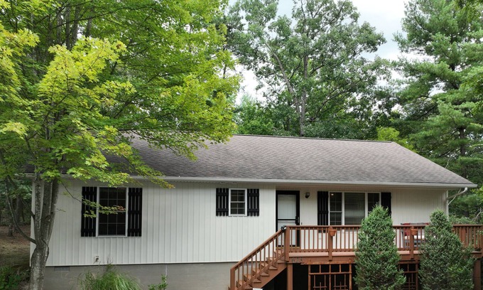 Mount Jackson Cabin | Quiet Mountain Getaway | Woodland views & hot tub | Bryce Resort