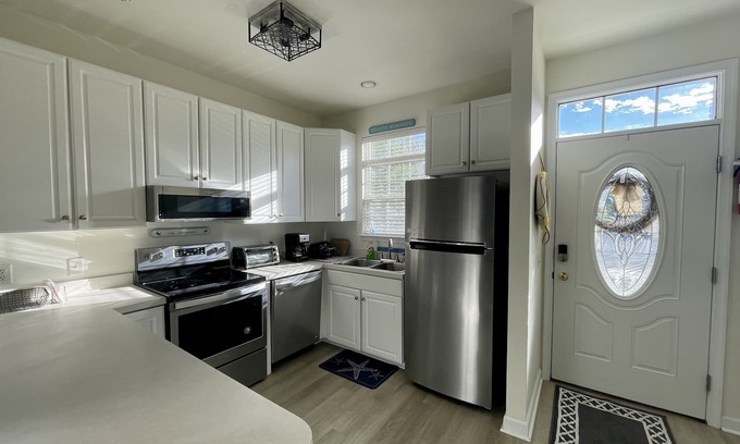 Frankford House | Quiet Neighborhood 2BR Townhouse 1.5 miles to beach