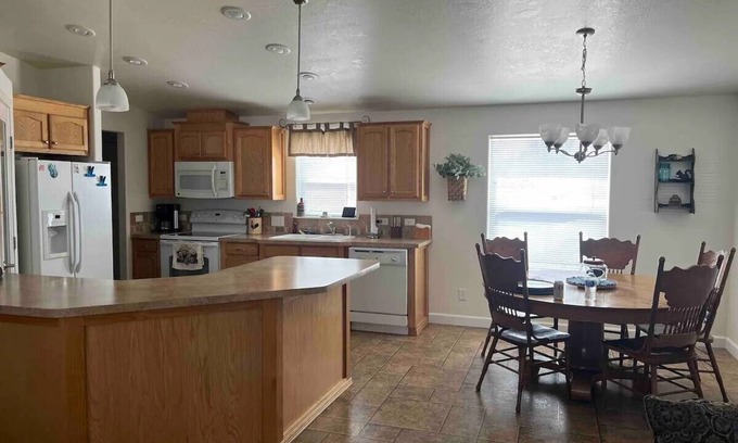 Bruneau House | Quiet neighborhood in Bruneau, 3 bedroom, handicap acessible, wifi and AC