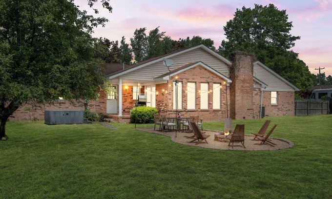 Summerlee House | Quiet NRG Retreat Hot Tub Gameroom Firepit