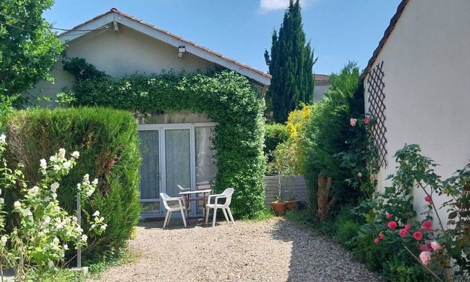 Eysines Apartment | Quiet outbuilding with character, direct to Bordeaux tramway in 20 minutes