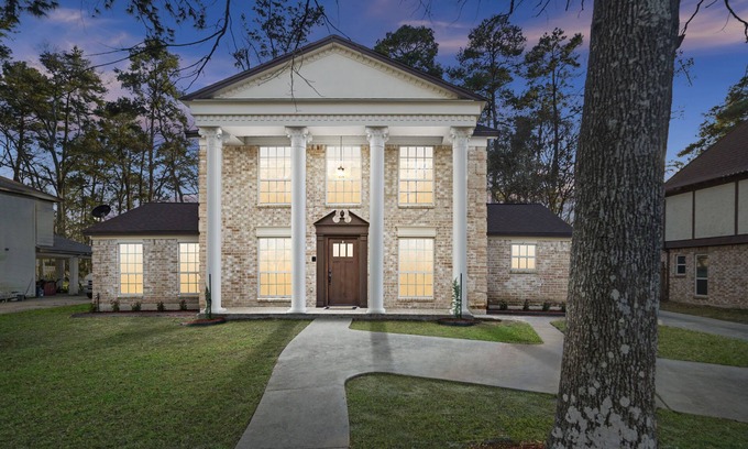 Huffman House | Quiet & Peaceful Family Retreat,10 Guests+Pets+EV Charger