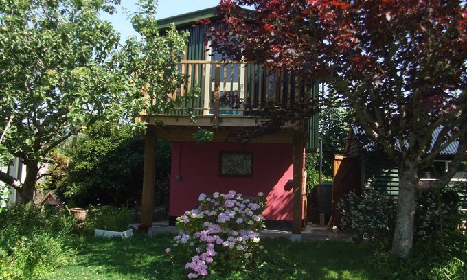 Mabe Ski Chalet | Quiet retreat in rural Cornish garden.