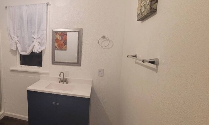 Rochester House | Quiet Room with Private Bathroom Near Hospitals