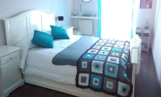 Burela Condo | Quiet room with sea views, private bathroom and wifi
