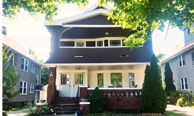 Cleveland House | Quiet second floor townhouse