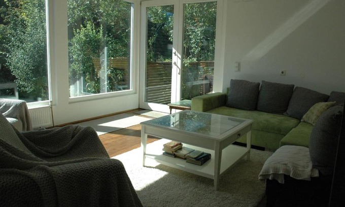 Penzing Apartment | Quiet, spacious and family-friendly top-floor apartment, 100m2, 2 bedrooms, garden view