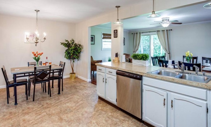 Rochester Apartment | {Quiet Suburban Ranch Hot Tub} Mins Arpt/RIT/DWNT