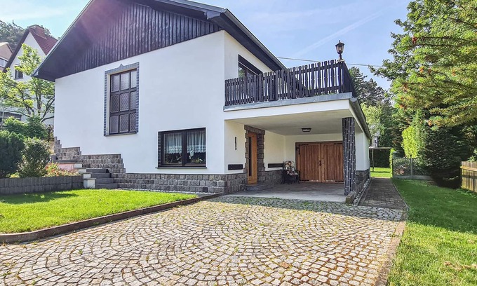 Berga/Elster House | Quietly located cottage on 1000sqm large property above the town of Berga.