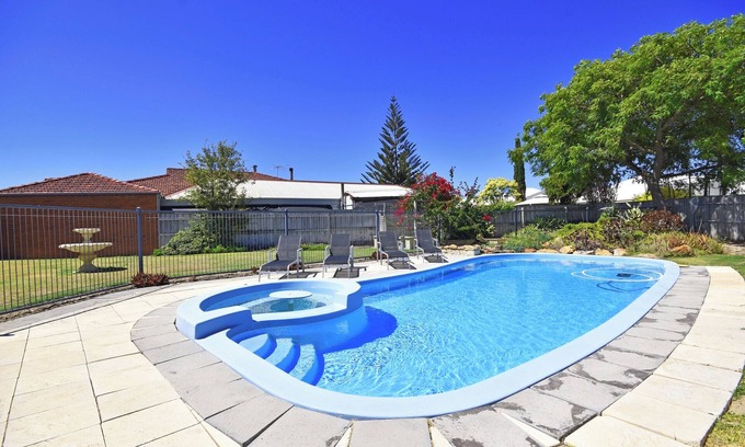 Quinns Rocks House | QUINNS RETREAT 4 bedroom 2 bathrooms with pool