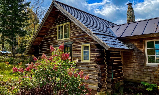Warren House | Quintessential wilderness retreat with mtn views & kayaks - dog-friendly