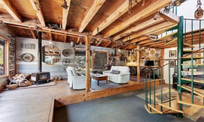 Avenel House | Quirky Barn, Close to Melbourne.
