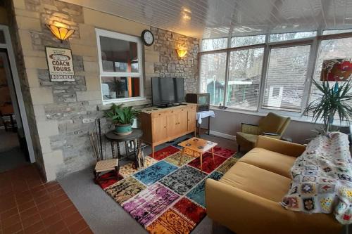 Cannards Grave House | Quirky mid century themed holiday home