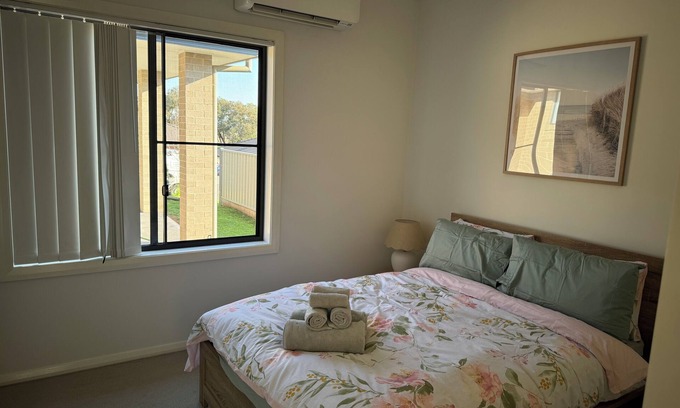 East Tamworth Apartment | quite , and modern flat , close to CBD