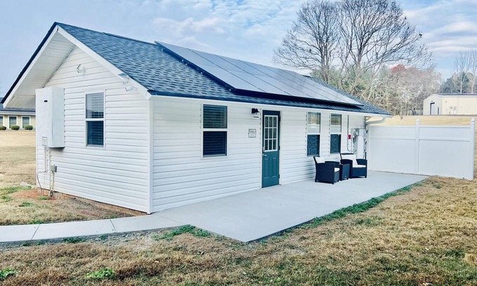 Rockford Cottage | Quite Comfy Tiny Home in Rockford #TinyRock