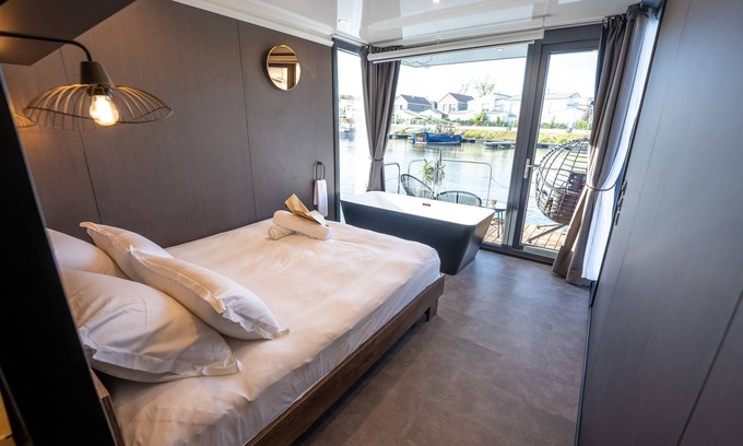 L'Isle-Adam Boat Rental | Rêve flottant pour amoureux balnéo et sauna - La Balzac