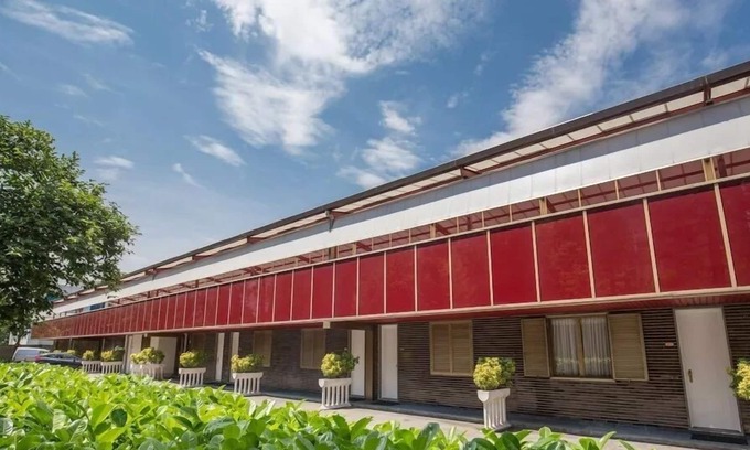 Piotello House | R 1165 Motel Rosetta Double-Bed Room with Traditional King size Bed, Modern Bathroom & Free Wi-Fi -