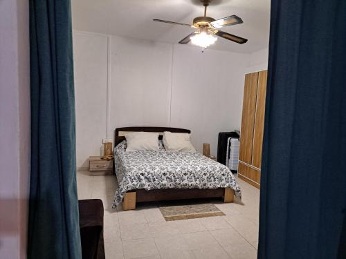 Tombeau Bay Apartment | R GARDEN VILLA 1 Appartement ensuite, cuisine et terrasse