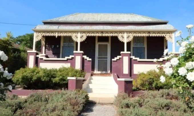 Maryborough House | R&R Blue Diamond Luxury Cottage Maryborough, Vic