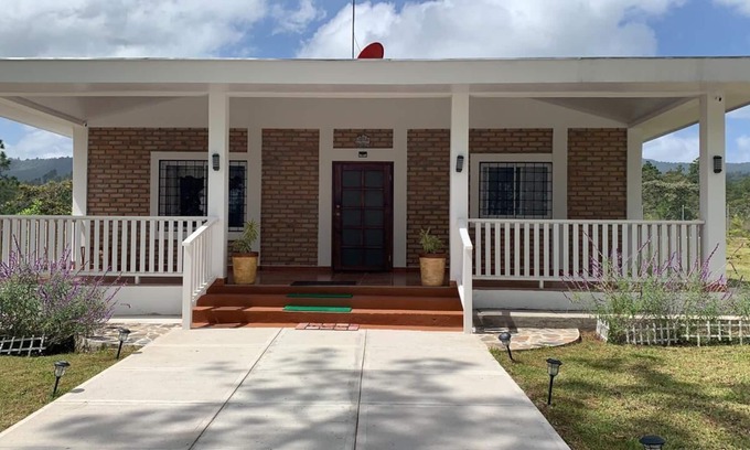 Siguatepeque House | R&R Casa grande de la Colina House on the Hill