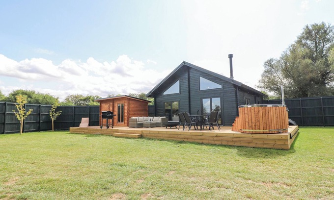 South Luffenham Cottage | RABBIT HOLE, pet friendly, with hot tub in Stamford