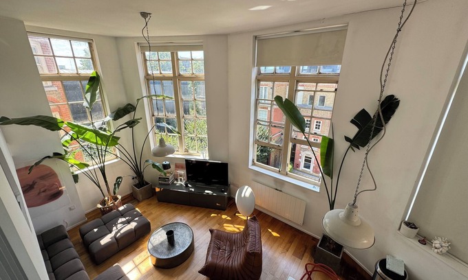 Stepney Green Apartment | Radiant 1BD Maisonette Retreat, Whitechapel