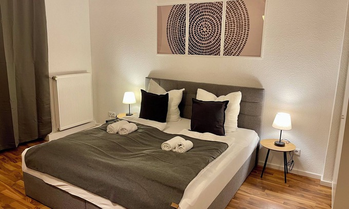 Kassel Apartment | Raha - Premium Ferienwohnung - Garten - Mercedes und Marien KH -vollausstattung