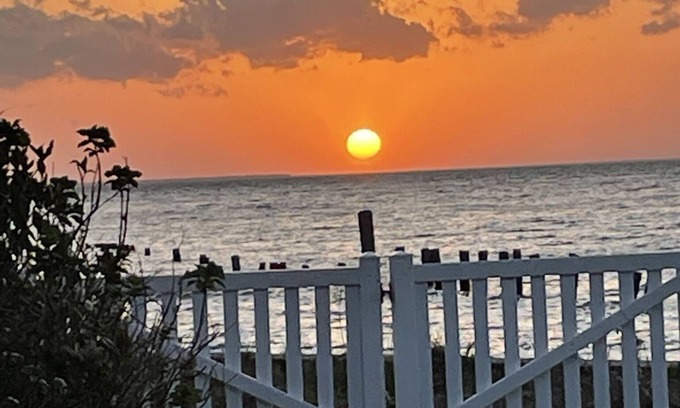Columbia House | Rainbow's End Retreat - IBX, NCnAffordable waterfront near OBX!