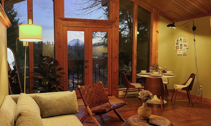 Mirrormont Cabin | Rainier View Lodge - Mountain View Suite in Scenic Issaquah ｜ Seattle gateaway