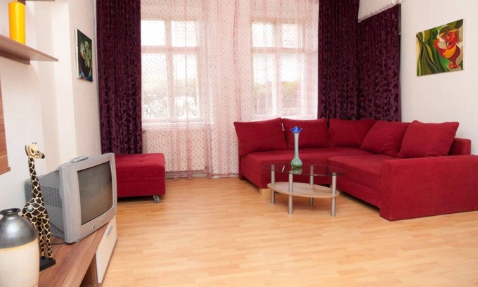 Pressbaum Apartment | Raisa Bright friendly 3-room apartment with garden entrance