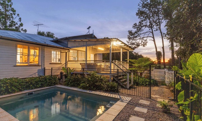 Witta House | Rambling Roses: Timeless Retreat in Witta for 8
