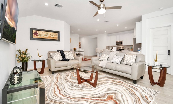 Barker House | Rammies Exquisite Home With Pool Access