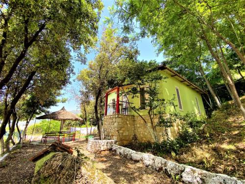 Radhime House | Ramo's Green Beachside Retreat - Cozy 2 Bedroom Home