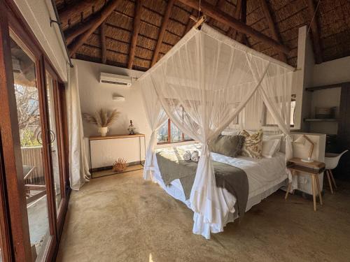 Hoedspruit House | Raptors Lodge - NXALATI