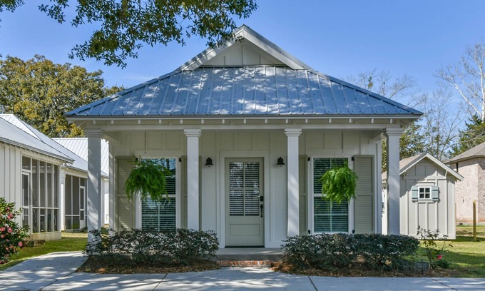 Daphne Cottage | Rare Cottage in Heart of Downtown Daphne!