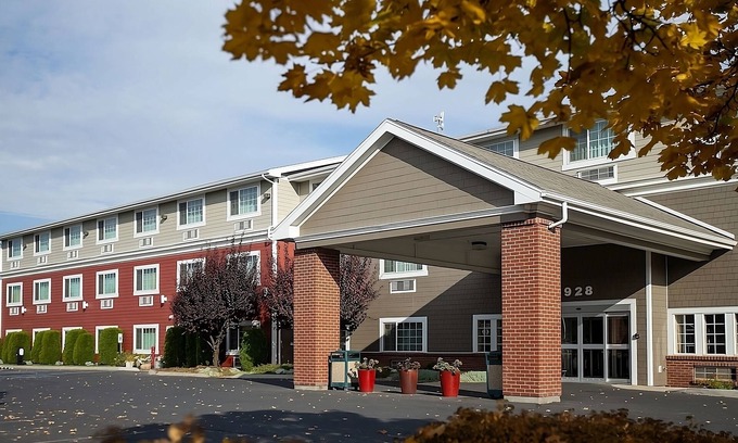 Pullman Hotel | Rare Find! 2 Gorgeous Rooms, Pool, Free Breakfast, Near Downtown Main Street