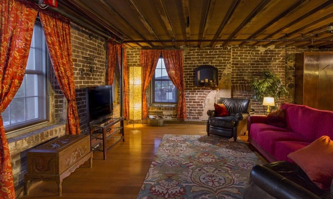 Historic District - North Condo | Rare River Street w/Balcony, Historic, Luxury, Affordable, 2/2, Loft STVR00088