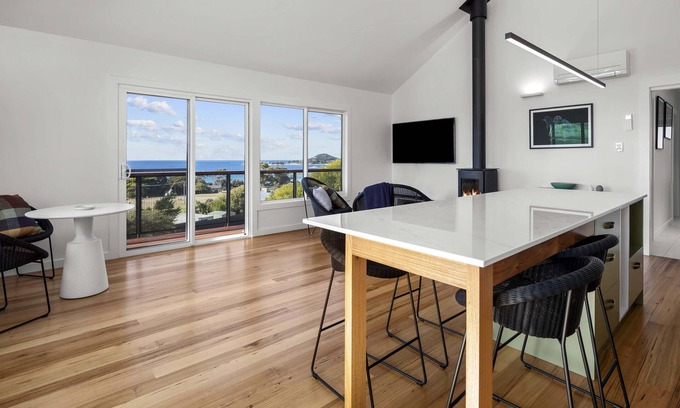 Bicheno Apartment | RARE Views - Diamond Skies - Incredible!