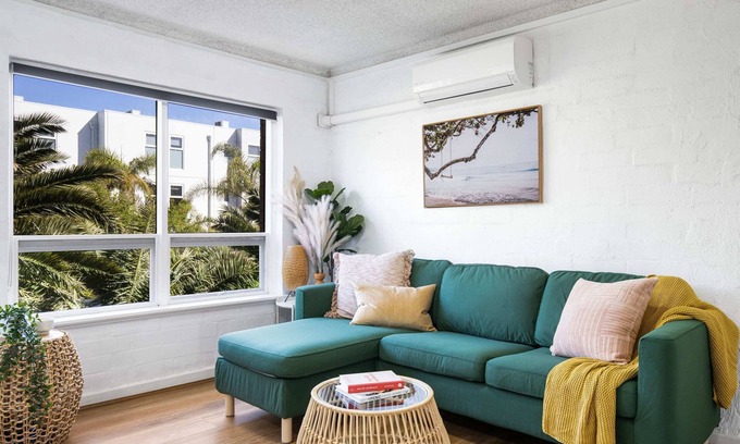 Glenelg North Apartment | Ray's Place by the Riverside