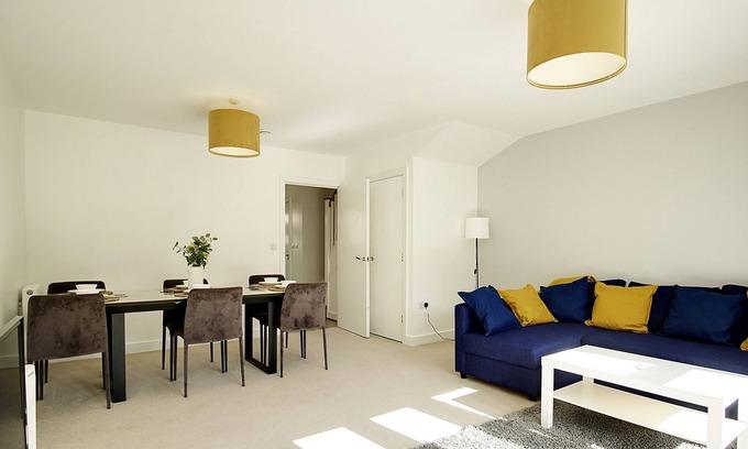 Reading House | Reading Close to all amenities/Sleeps 8/w/Parking