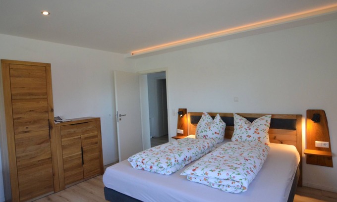 Oberglottertal Apartment | Reblaus first floor apartment with Black Forest view