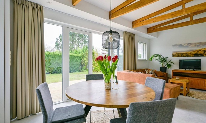 Sint Maartensvlotbrug House | Recent Volledig Gerenoveerd Vakantiehuis met een Heerlijke Riante Tuin