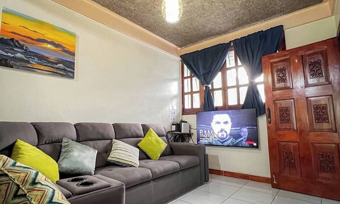 San Salvador House | Recently renovated 4 bedroom house San Salvador